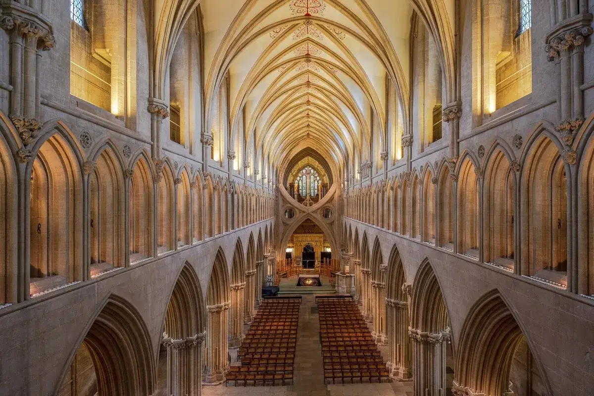 Beeindruckende Kathedrale in England, die die Frage aufwirft: England katholisch oder evangelisch? Gotische Architektur mit hohen Gew&ouml;lben und B&auml;nken.