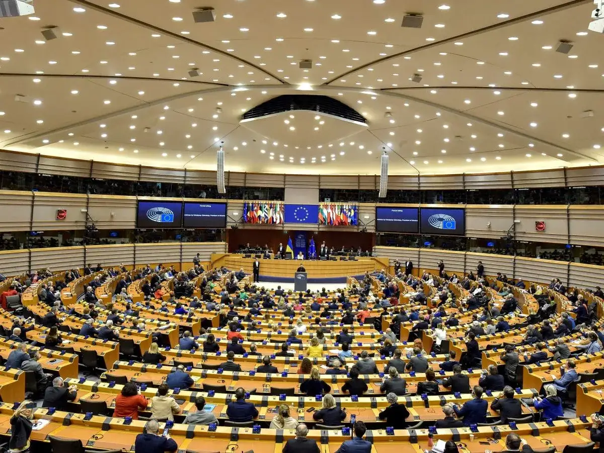 Sala plenarna Parlamentu Europejskiego, gdzie obradują polscy europosłowie. Lista obecnych jest długa, a debata trwa.