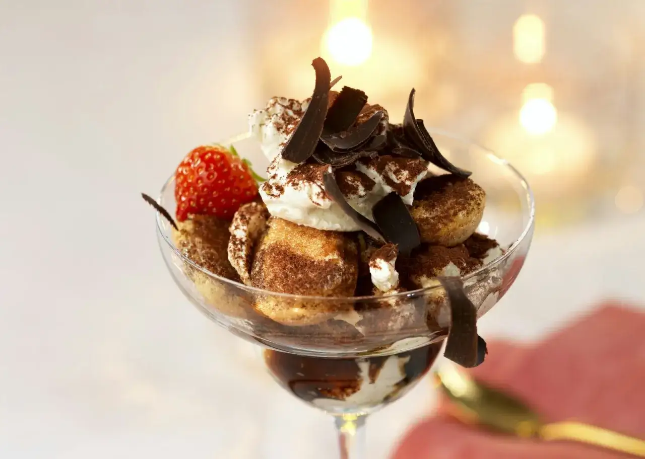 En lyxig tiramisu i ett glas, perfekt som dessert ny&aring;rsafton. Garnerad med jordgubbe och chokladsp&aring;n.