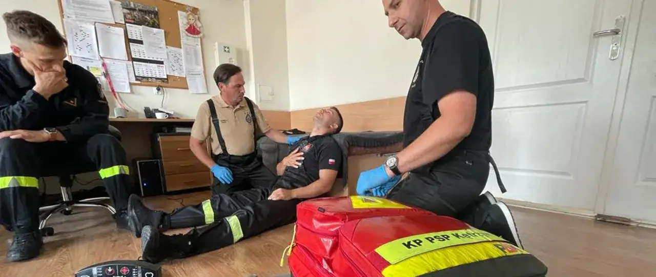 Egzamin z kwalifikowanej pierwszej pomocy. Ratownicy ćwiczą udzielanie pomocy nieprzytomnemu.