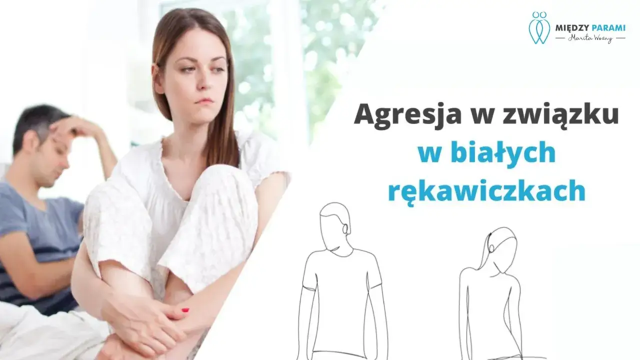 Smutna kobieta i mężczyzna siedzą osobno, symbolizując obwinianie w związku. Tekst 