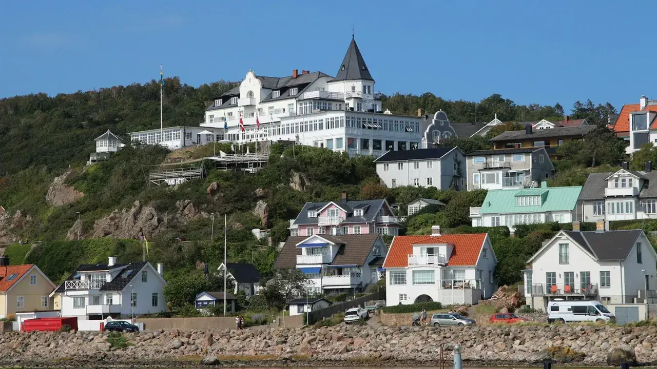 Vackra hus på en sluttning vid havet, en perfekt plats för en matresa i Sverige.