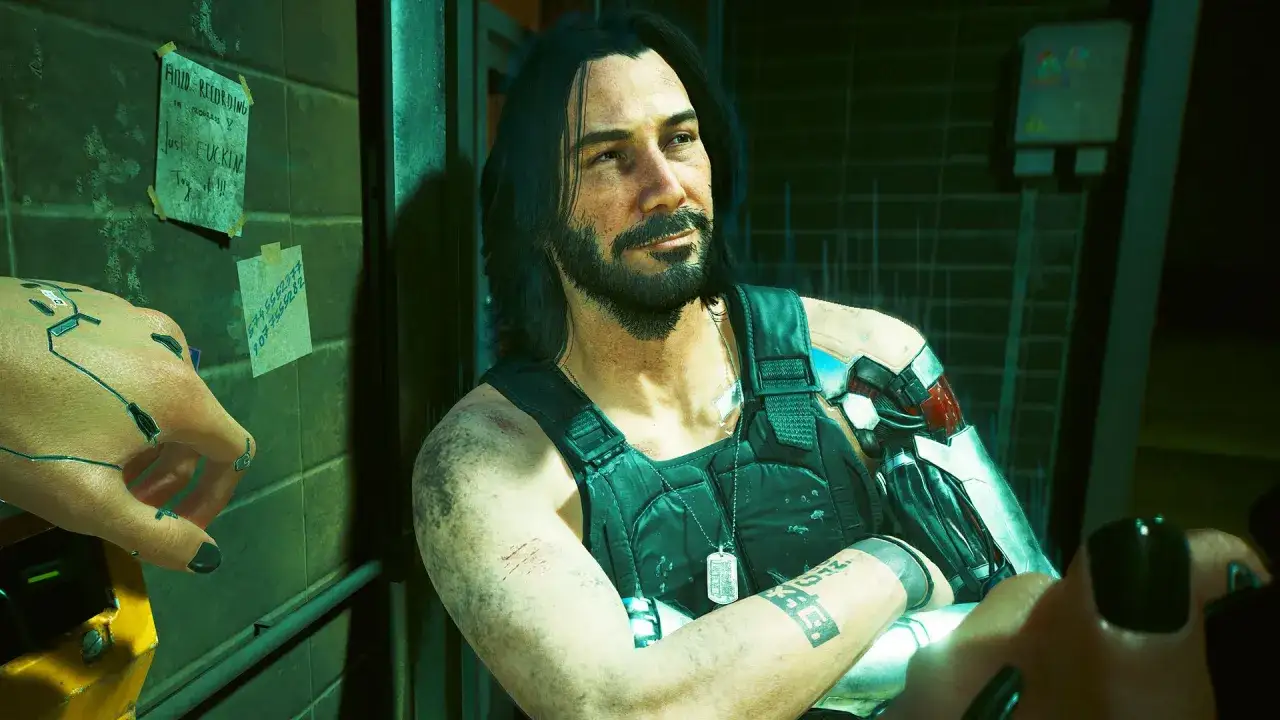Keanu Reeves jako Johnny Silverhand w Cyberpunk 2077, z cybernetycznym ramieniem i tatuażem.