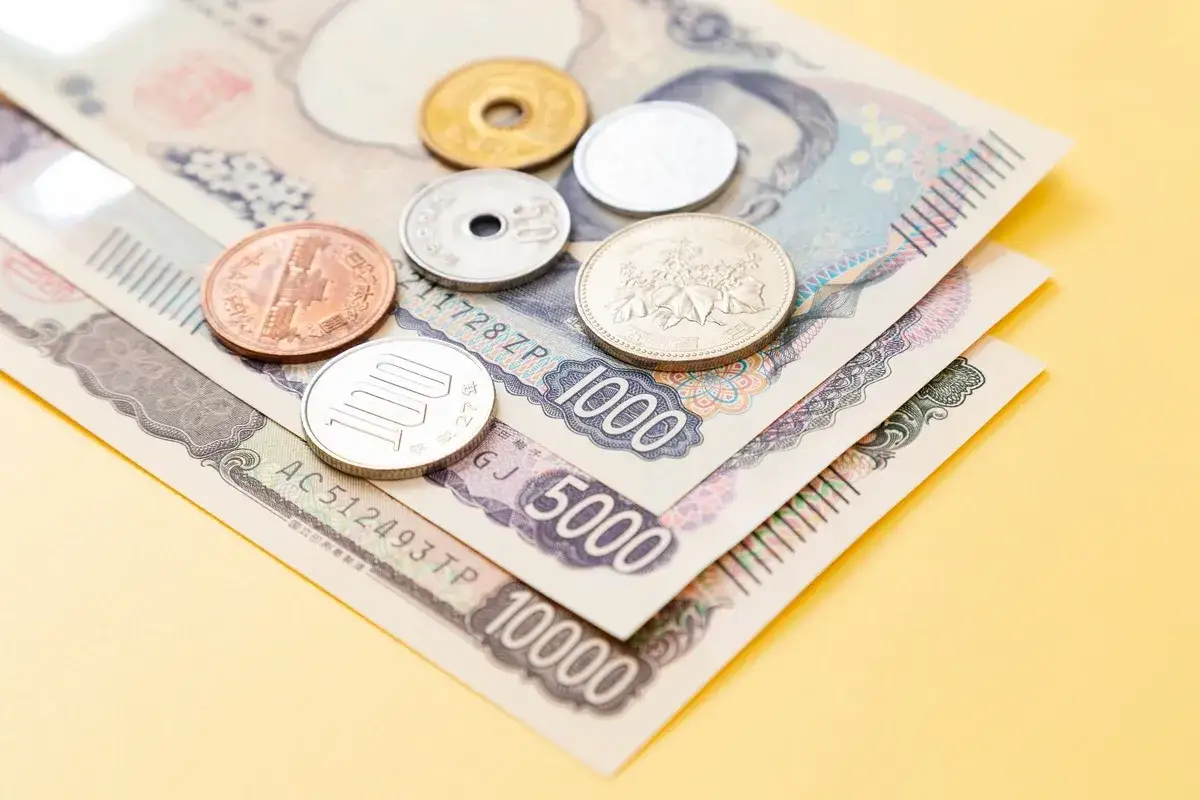Japońska waluta: monety i banknoty o nominałach 100, 1000, 5000 i 10000 jen&oacute;w.