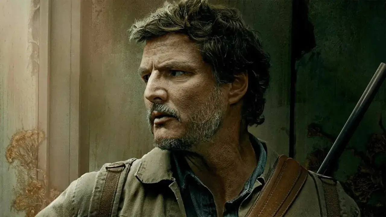 Joel, protagonista de **the last of us serie**, con barba canosa y mirada intensa, lleva una mochila y un rifle.