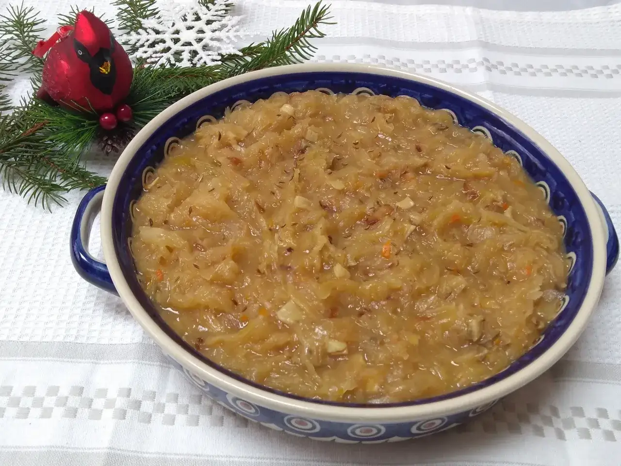 Gotowa do podania kapusta zasmażana w ozdobnym naczyniu, idealna na Wigilię. Prosty przepis na kapustę zasmażaną.