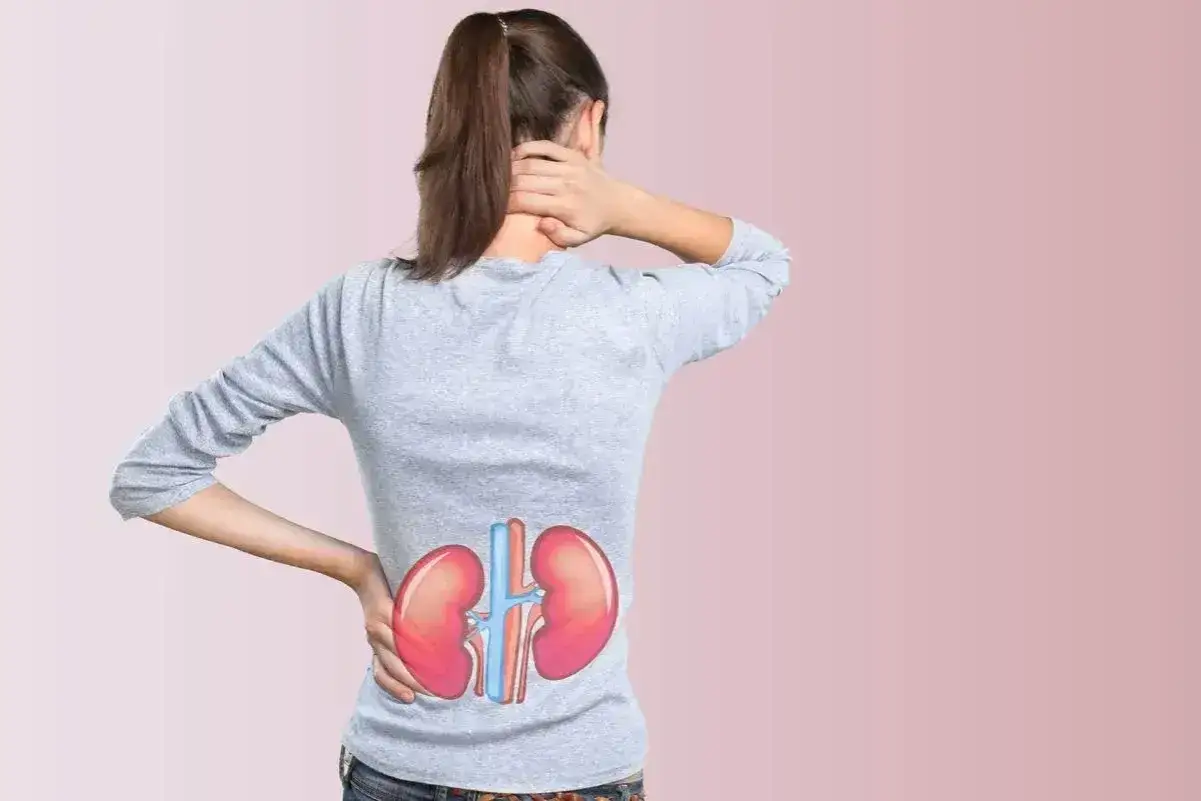 Kobieta z bólem w okolicy nerek, gdzie widoczne są graficzne przedstawienia narządów, sugerujące problem z toksynami mocznicowymi.