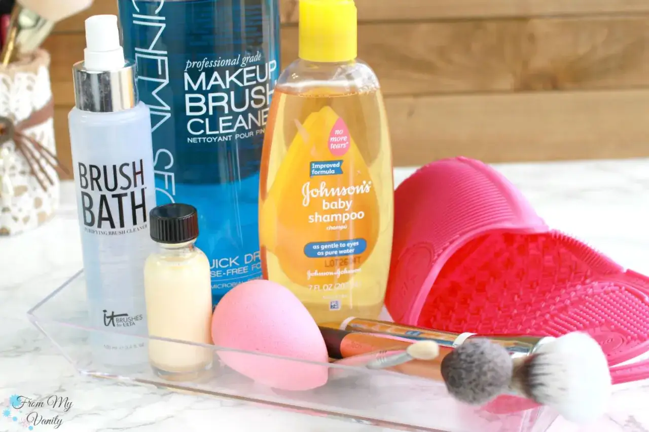Zestaw do czyszczenia pędzli: płyn Brush Bath, profesjonalny cleaner, szampon dla dzieci Johnson's i różowa mata. Idealne do utrzymania higieny i przedłużenia żywotności pędzli.