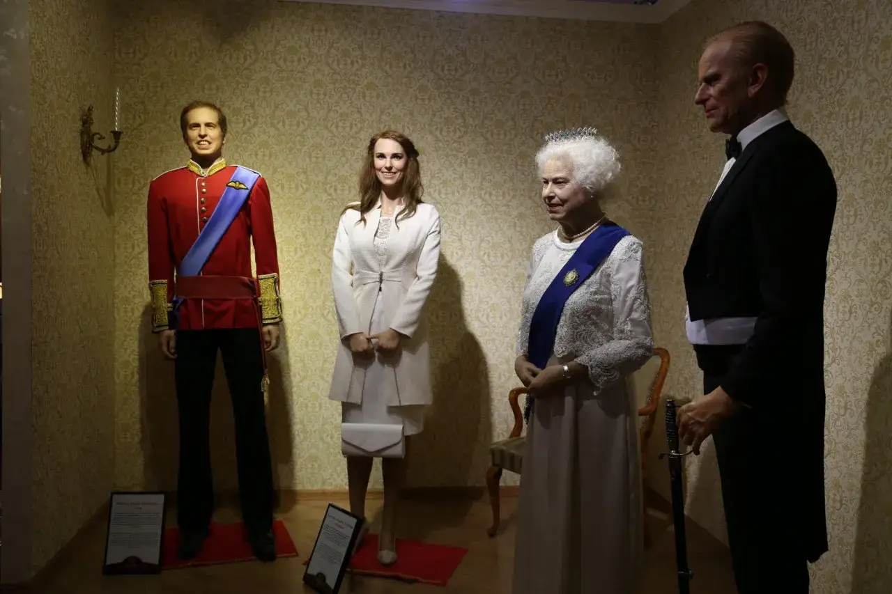 Kr&oacute;lewska rodzina w muzeum figur woskowych Krak&oacute;w: Kr&oacute;lowa Elżbieta II, Książę Filip, Książę William i Kate Middleton.