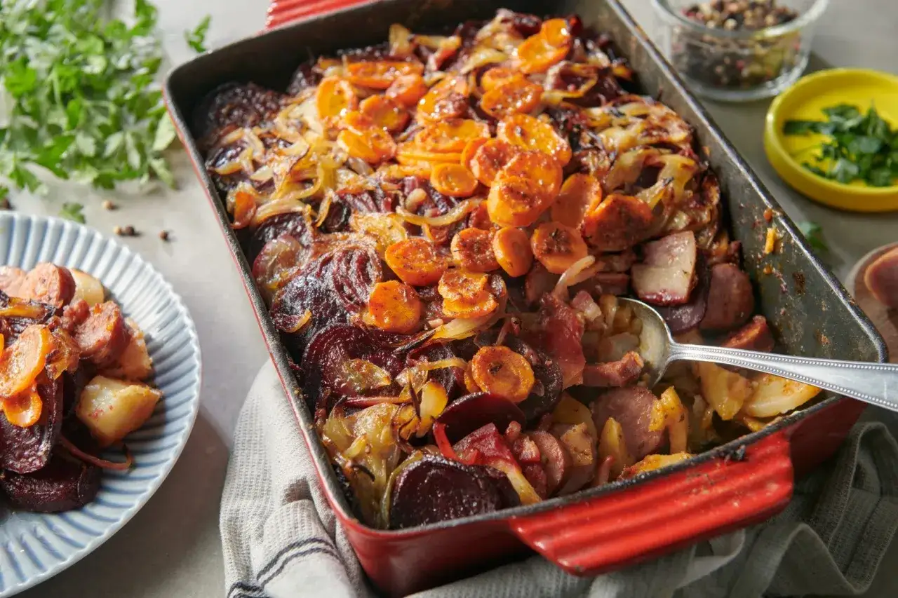 Pyszne, domowe duszonki z piekarnika: buraki, marchewka, cebula i kiełbasa, zapiekane do miękkości.