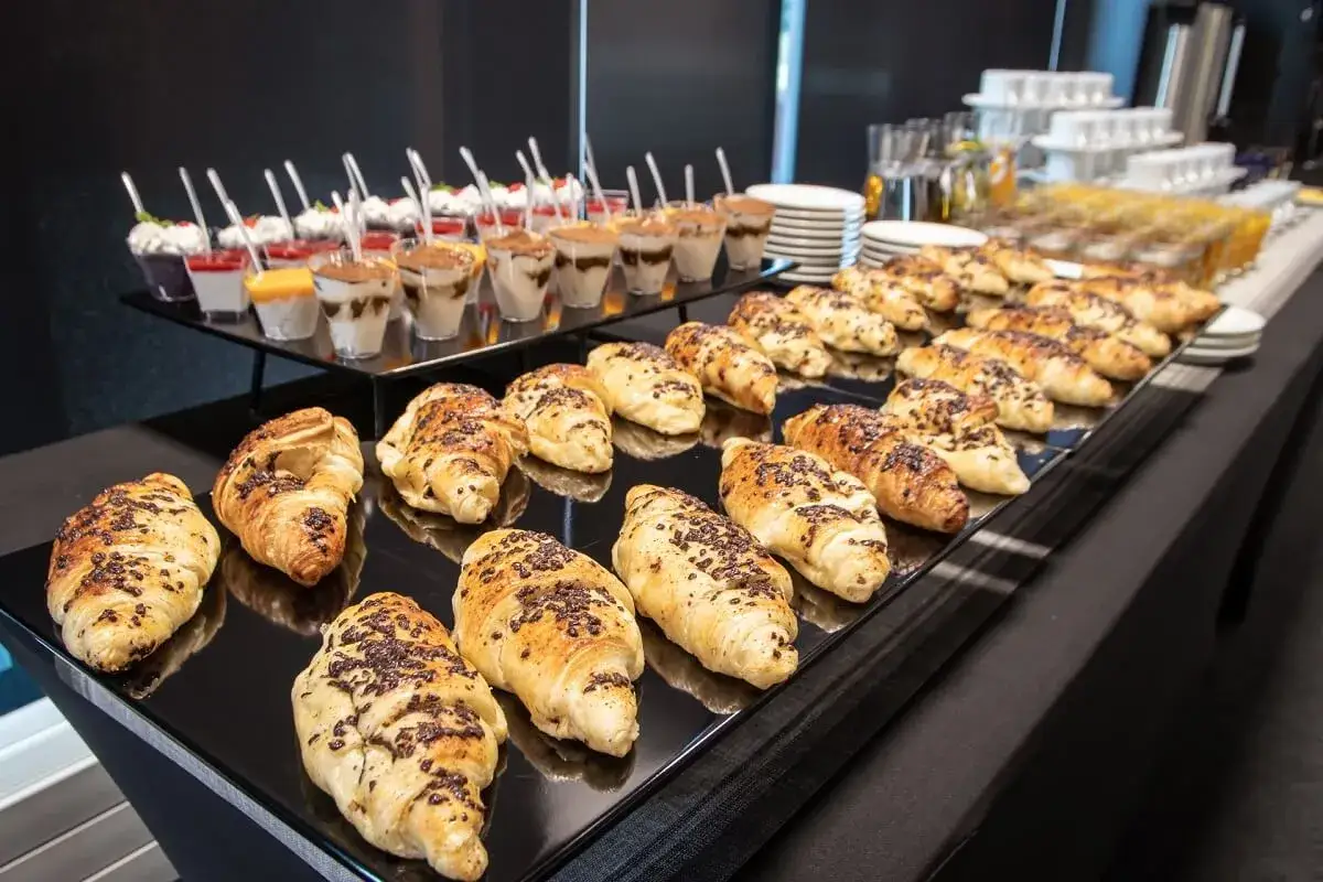 Pyszne rogaliki z czekoladą i deserki w pucharkach – idealny catering przerwa kawowa.