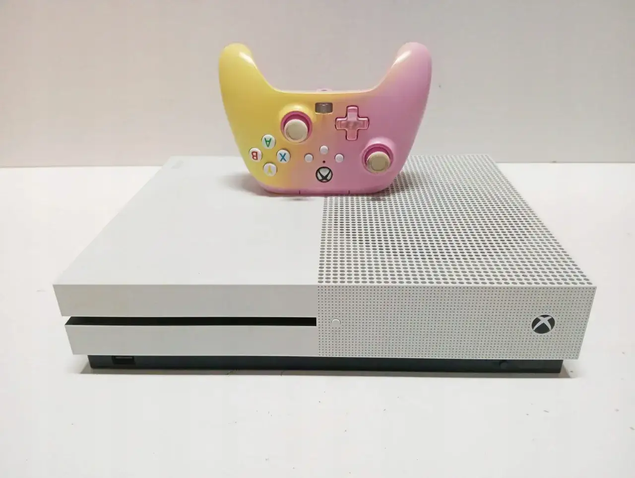 Biały Xbox One S z kolorowym, pastelowym kontrolerem. Idealny zestaw, kiedy wyszedł Xbox One S.