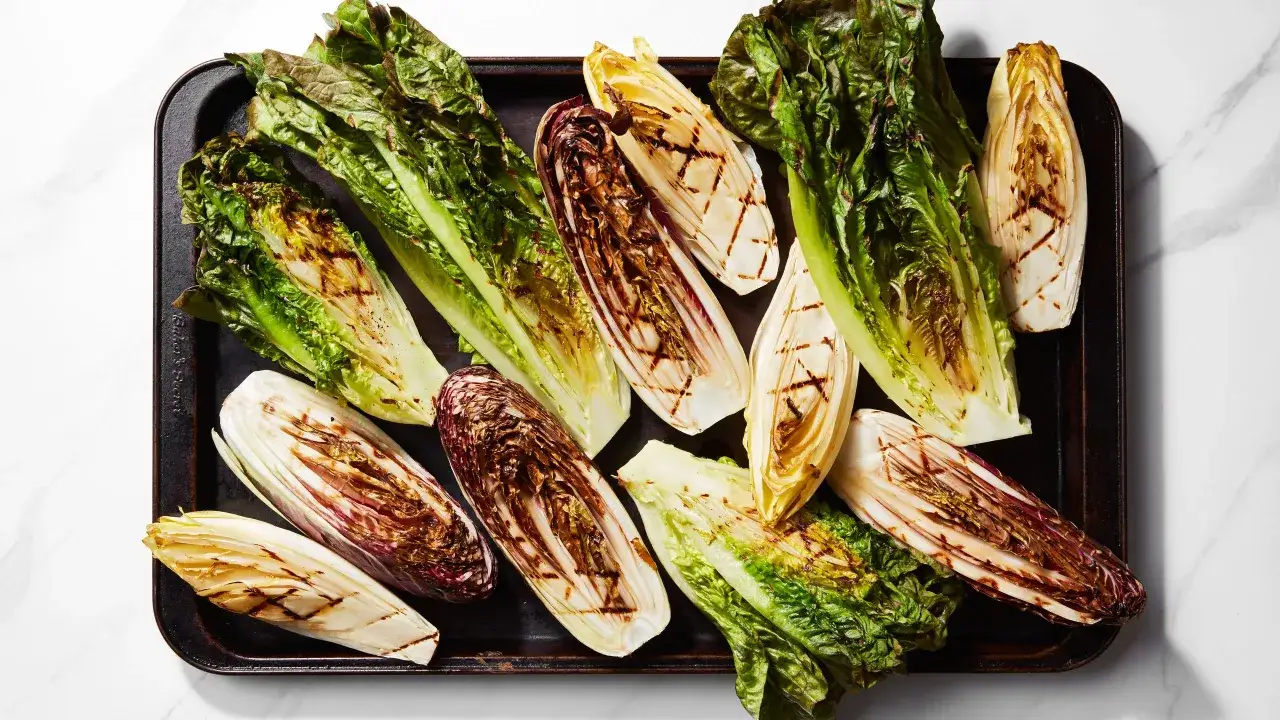Grillad romansallad och cikoria på en plåt, perfekt som sommarsallad till grillat.