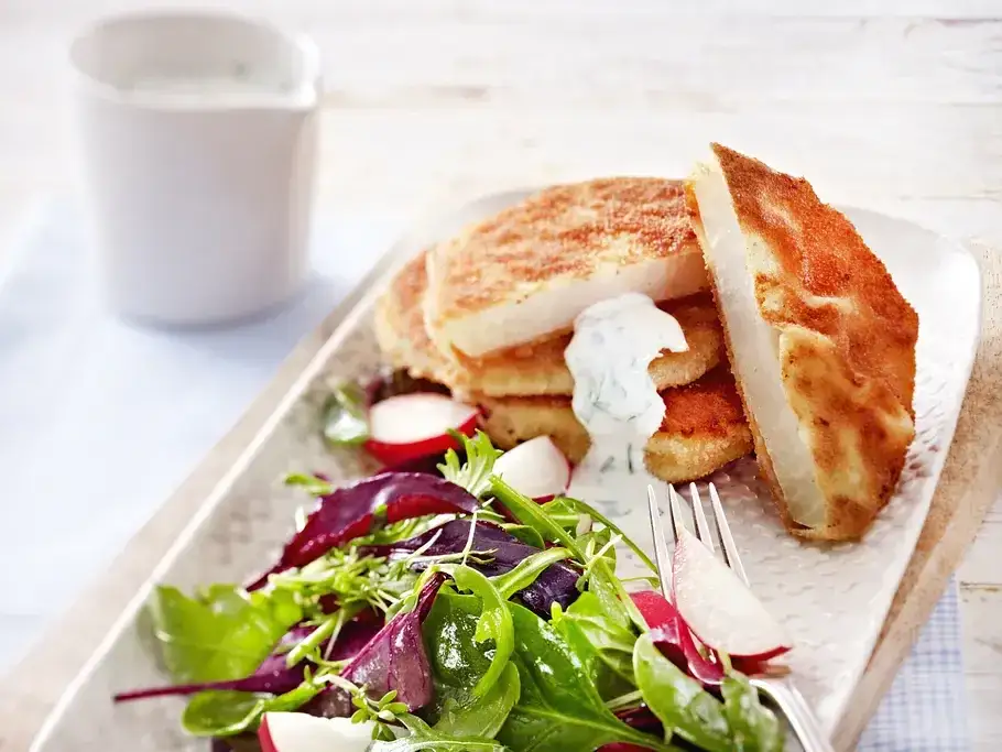 vegetarisches Kohlrabi Schnitzel mit Kr&auml;uterdip