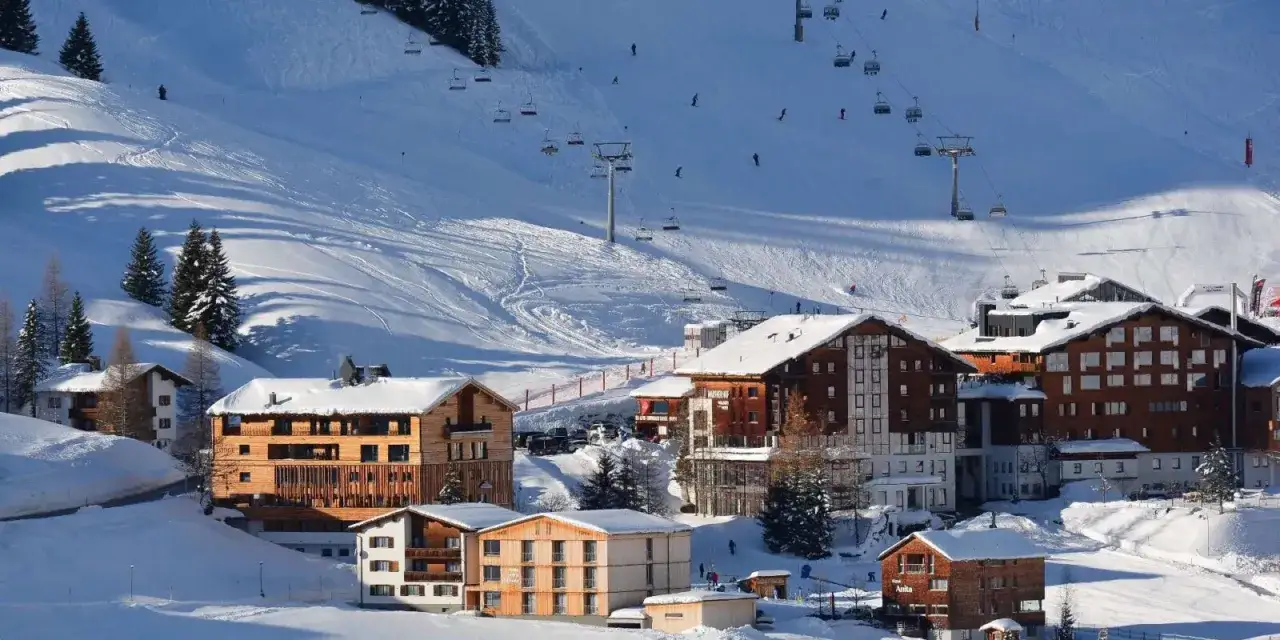 Alpenlandschaft mit traditionellem &ouml;sterreichischem Hotel