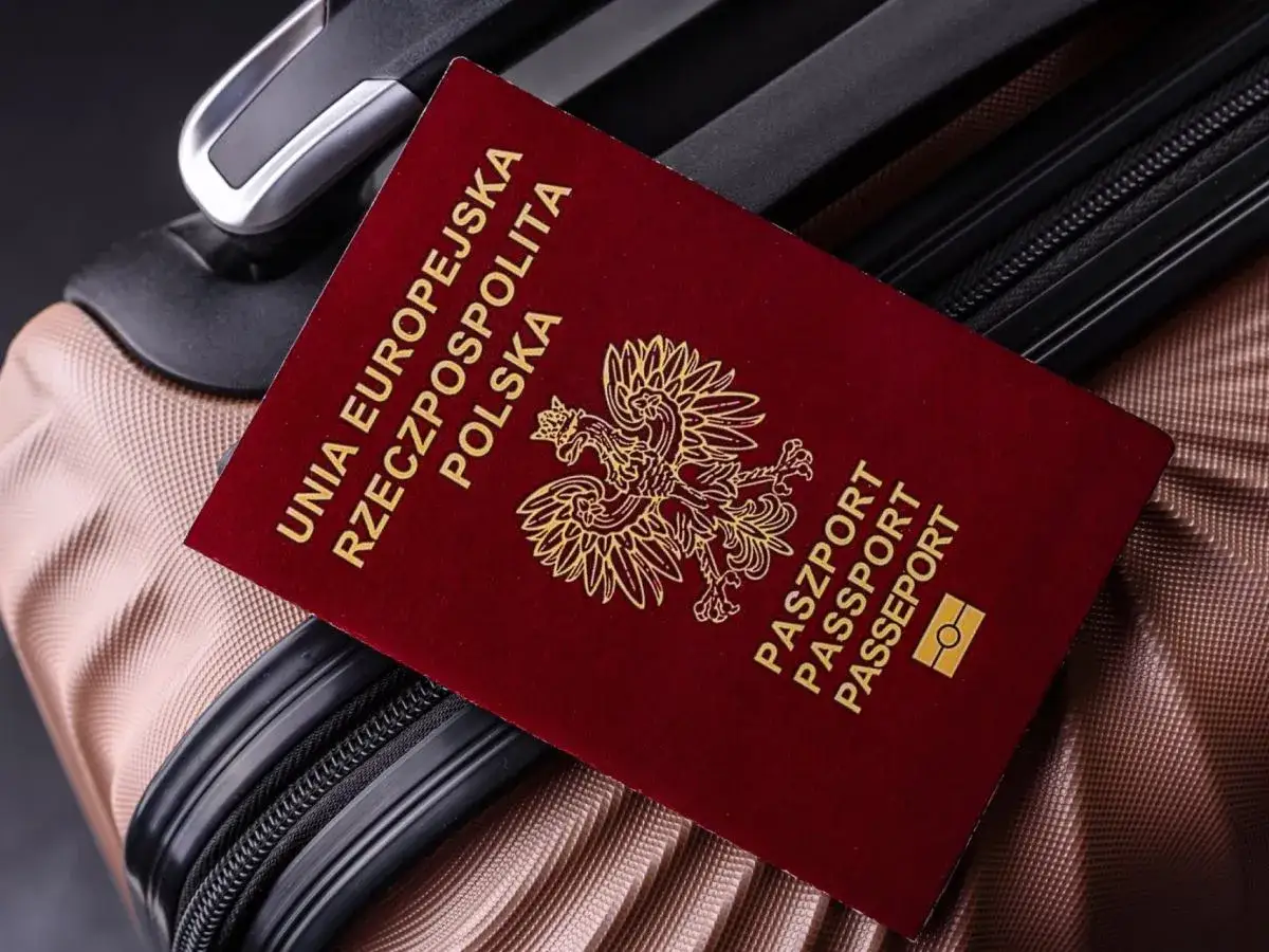 Polski paszport na walizce. Czy do Tunezji potrzebny paszport? Tak, jest niezbędny do podróży.