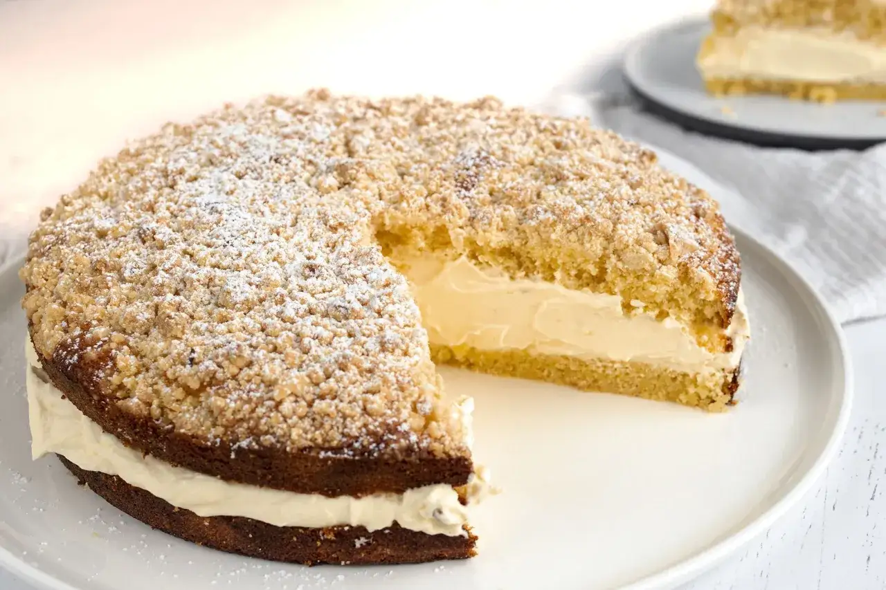G&acirc;teau italien au limoncello, garni d'une cr&egrave;me onctueuse et saupoudr&eacute; de sucre glace. Un d&eacute;lice croustillant et cr&eacute;meux.
