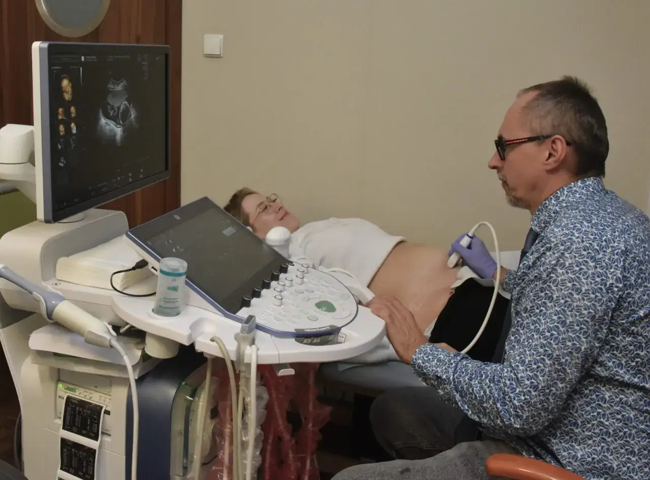 Lekarz wykonuje usg 3 trymestru. Na ekranie widać obraz dziecka.