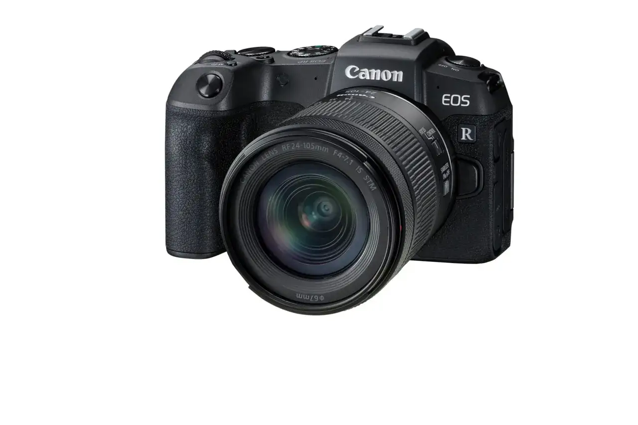 Svart Canon EOS RP med objektivet RF 24-105mm F4-7.1 IS STM. Perfekt f&ouml;r att f&aring;nga dina minnen.