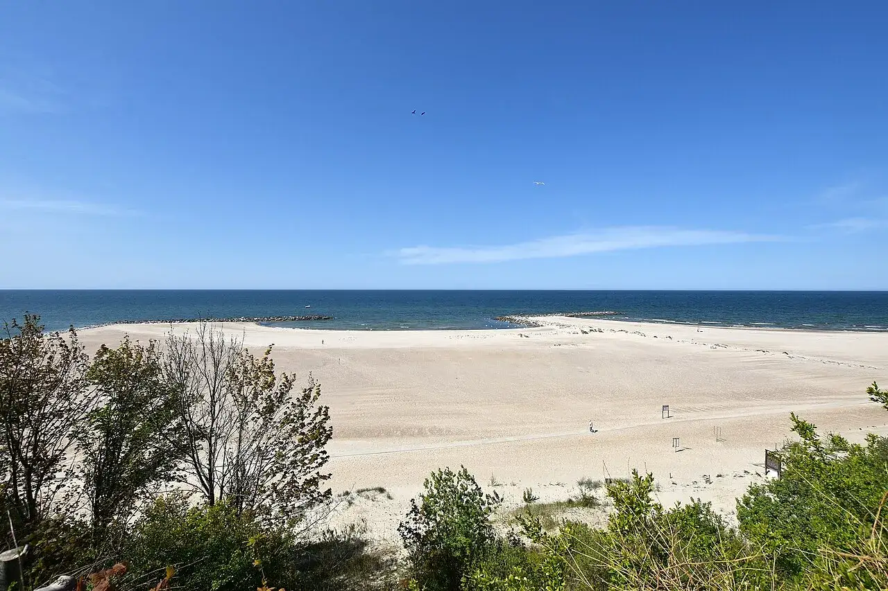 Szeroka, piaszczysta plaża i spokojne morze. Idealne miejsce na wypoczynek w jednej z malowniczych miejscowości nadmorskich zachodniopomorskich.