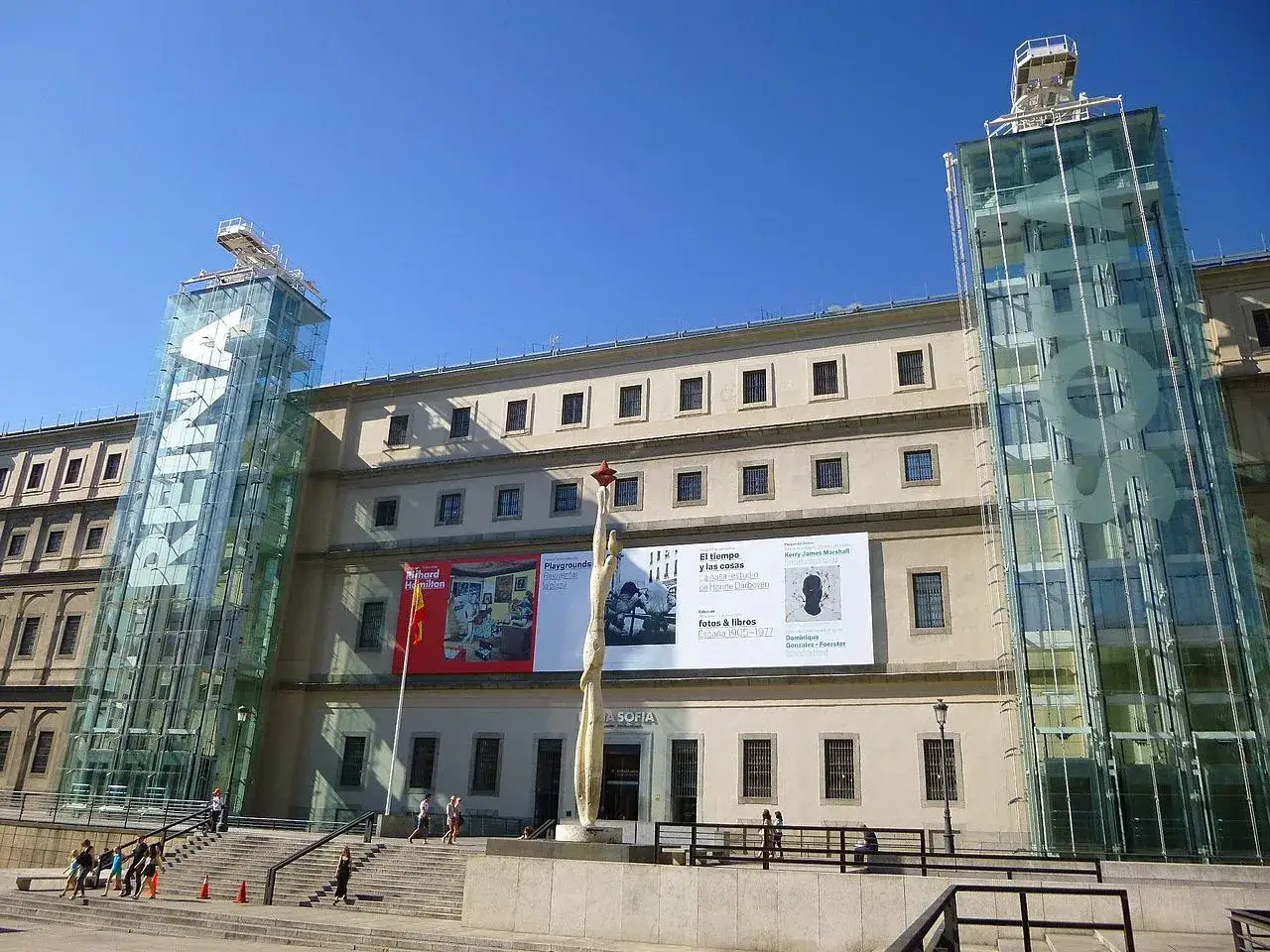 Nowoczesne szklane wieże w Muzeum Narodowym Centrum Sztuki Królowej Zofii, z widocznymi literami