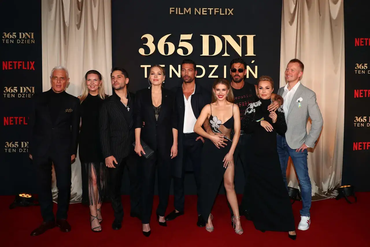 Cała obsada 365 Dni na premierze filmu.