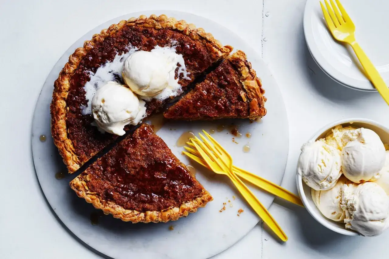 Ein köstlicher Kuchen mit Eis, perfekt für süße glucose rezepte. Gelbe Gabeln liegen bereit.