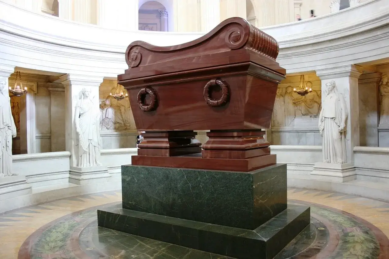 Grobowiec Napoleona Bonaparte, otoczony posągami. Ciekawostki o jego życiu i śmierci wciąż fascynują.