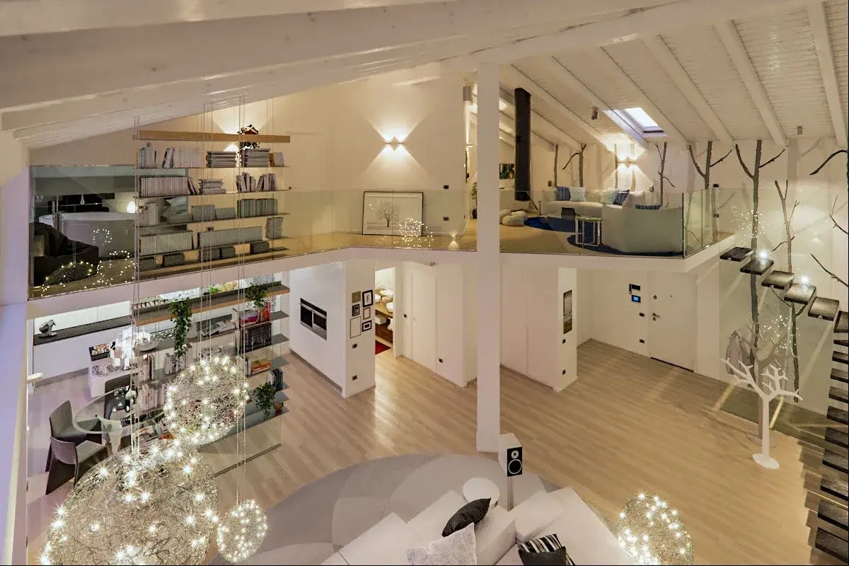 Luminoso soggiorno con soppalco chiuso, librerie a vista e arredi moderni. Idee soppalco chiuso per sfruttare al meglio lo spazio.