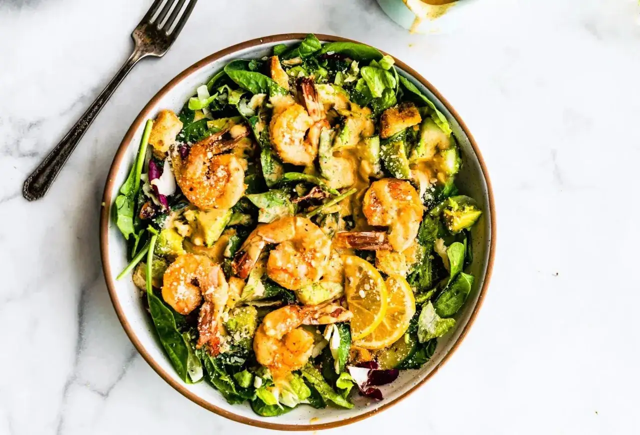 En härlig räksallad med krutonger och en krämig dressing. Ett perfekt spenat recept för en lätt lunch eller middag.