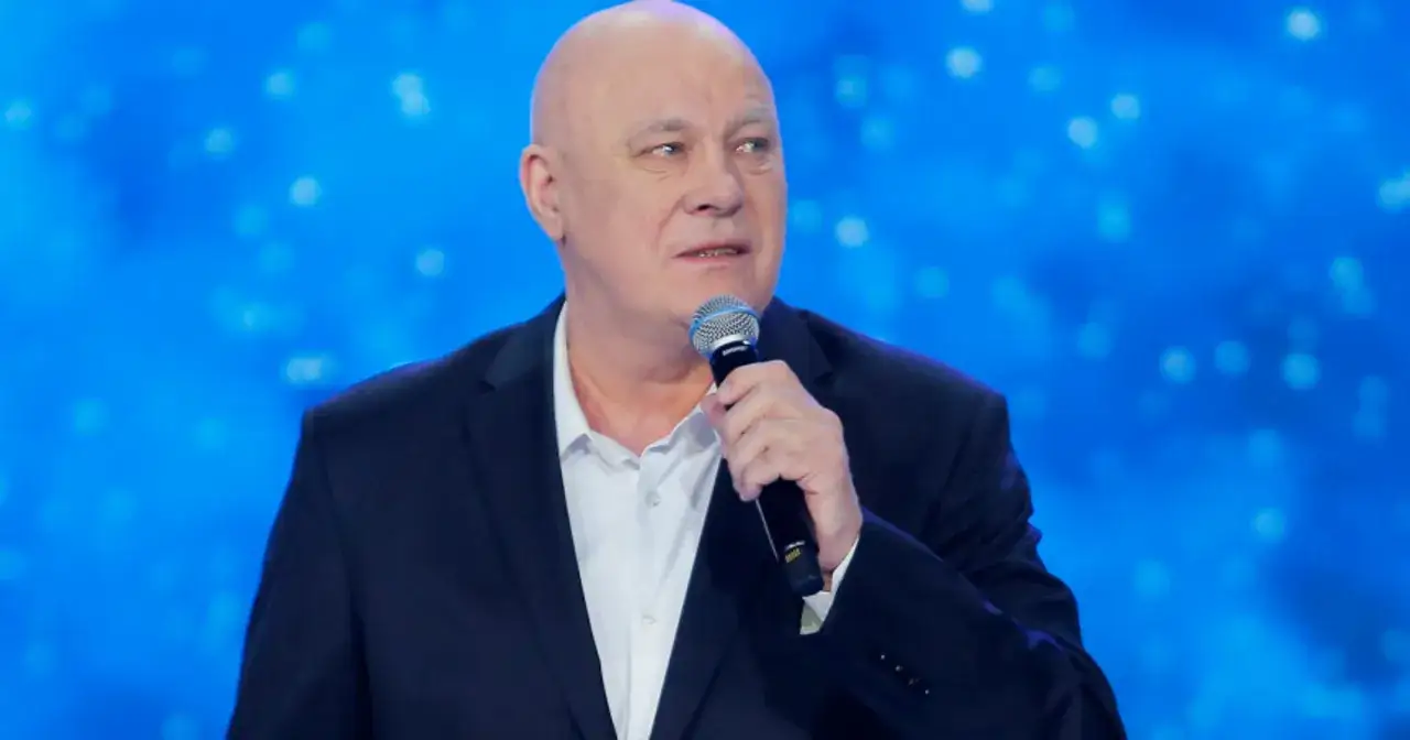 Ryszard Rynkowski, znany artysta, śpiewa na scenie. Jego wiek nie przeszkadza mu w tworzeniu wspaniałej muzyki.
