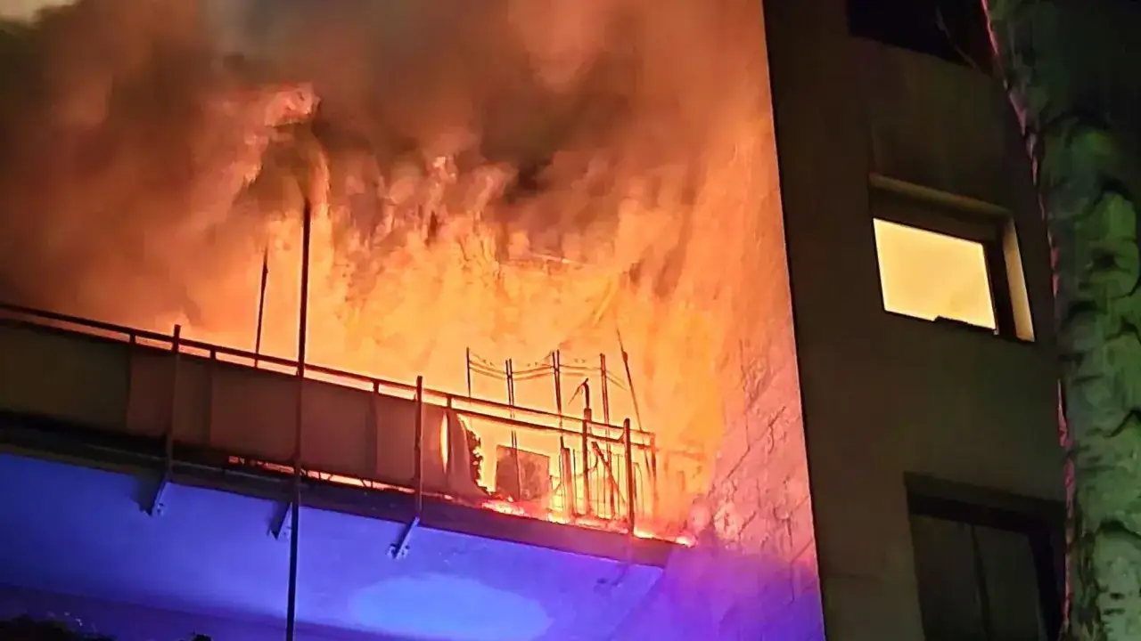 Ein Balkon brennt lichterloh. Rauch steigt auf. Wichtig: Verhalten im Brandfall kennen und Ruhe bewahren.