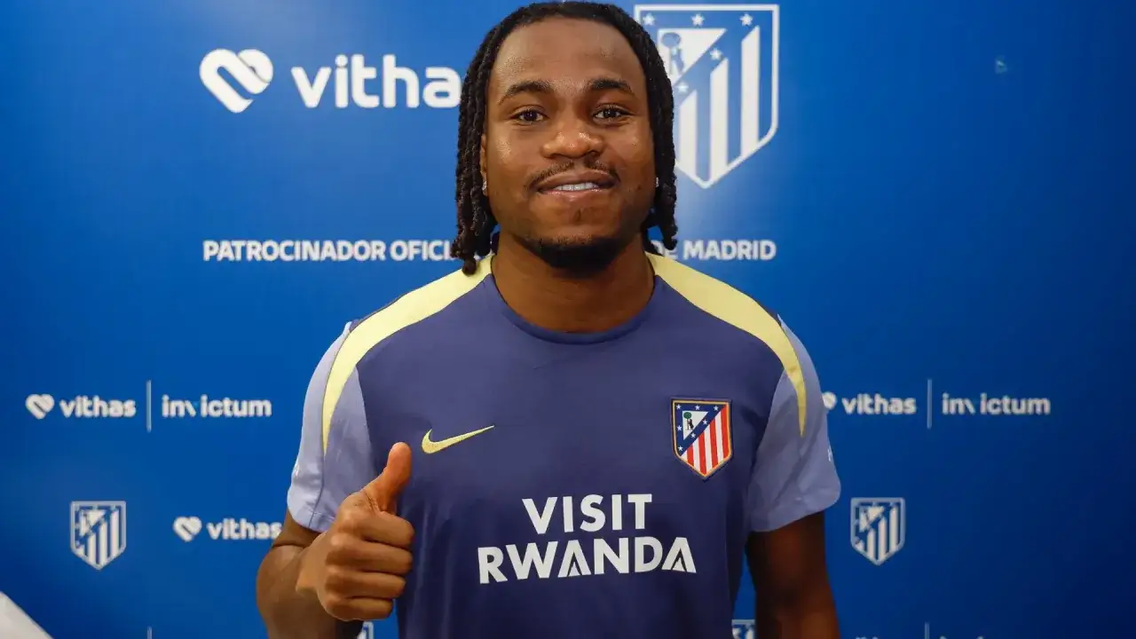 Jugador del Atl&eacute;tico de Madrid, con el escudo del club y el lema 