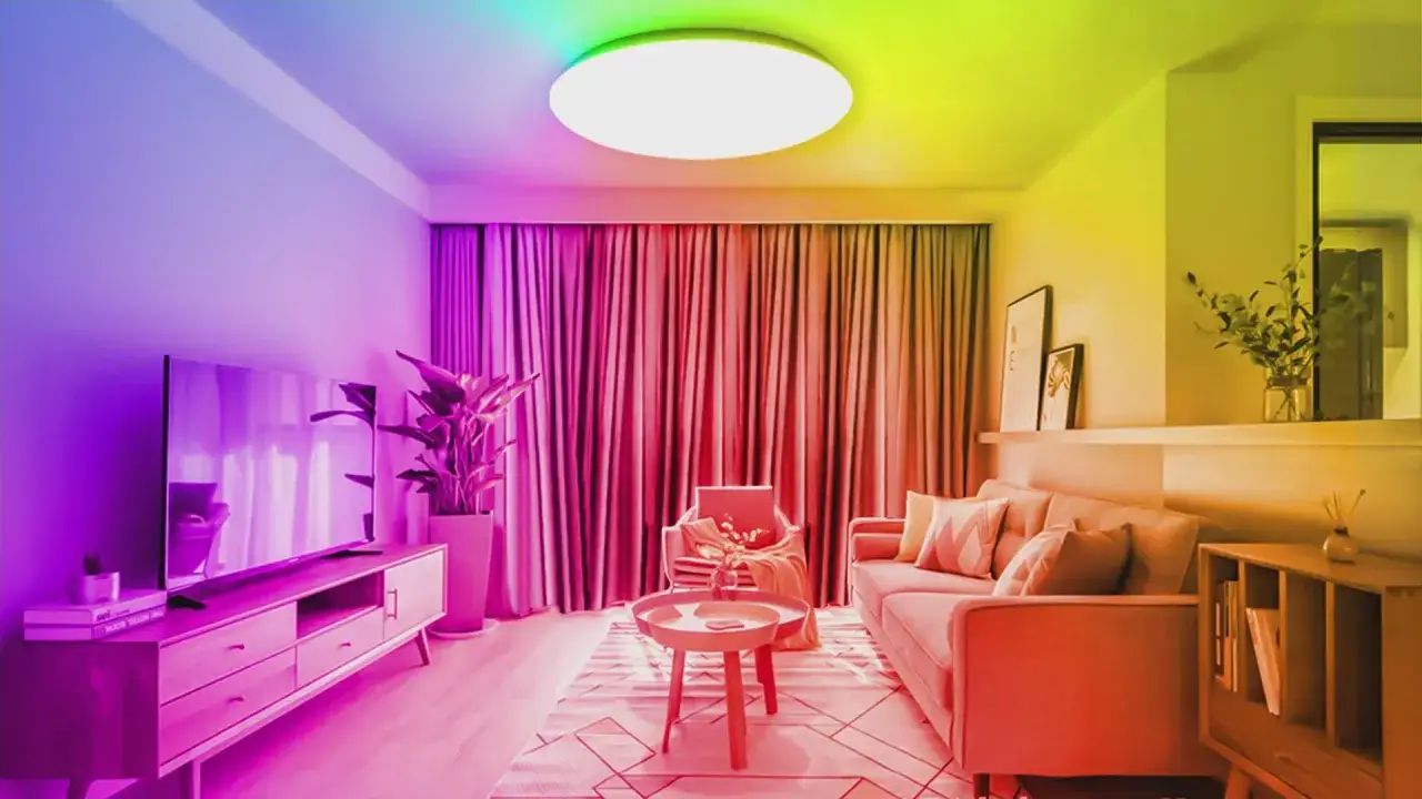 Nowoczesny salon z sofą, fotelem i telewizorem, oświetlony kolorowym światłem RGB. Lampy GU10 RGB tworzą nastrojową atmosferę.