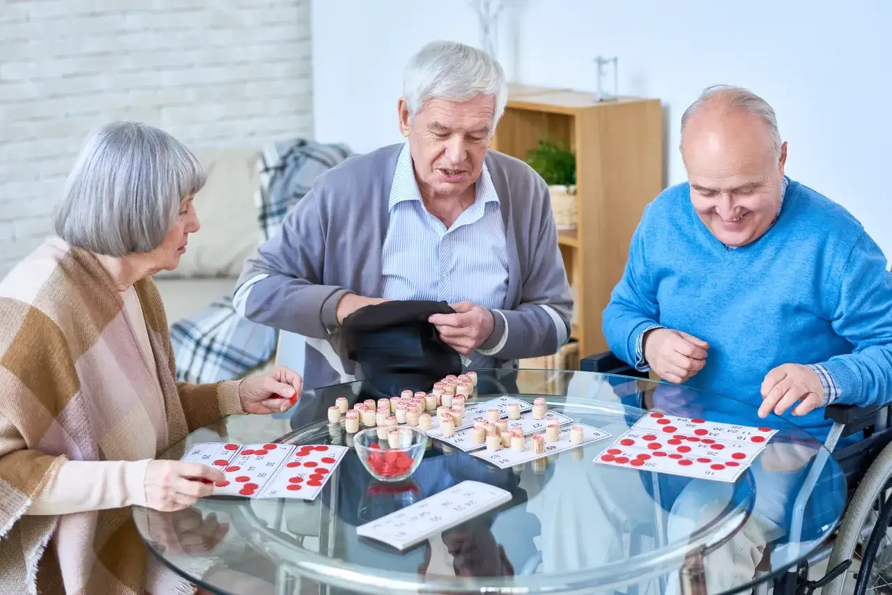 Seniorzy w Domu Opieki Zapiecek zajęcia terapia zajęciowa