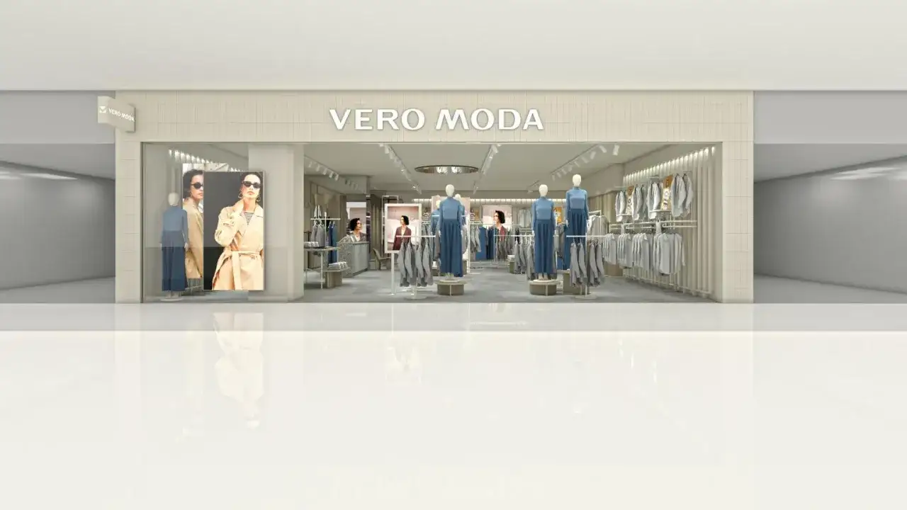 Vero Moda-butik med skyltdockor och kläder. En Vero Moda återförsäljare som visar upp mode.