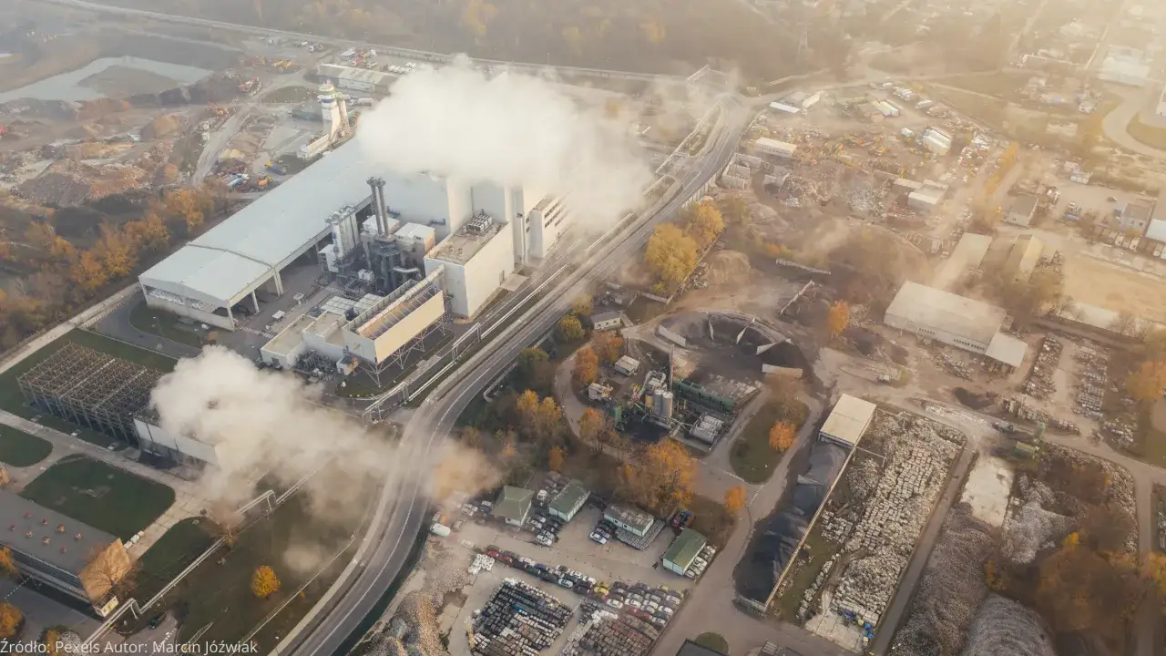 Przemysłowe dymy i składowiska odpad&oacute;w to gł&oacute;wne źr&oacute;dła zanieczyszczeń wody. Widok z lotu ptaka na fabrykę i teren przemysłowy.
