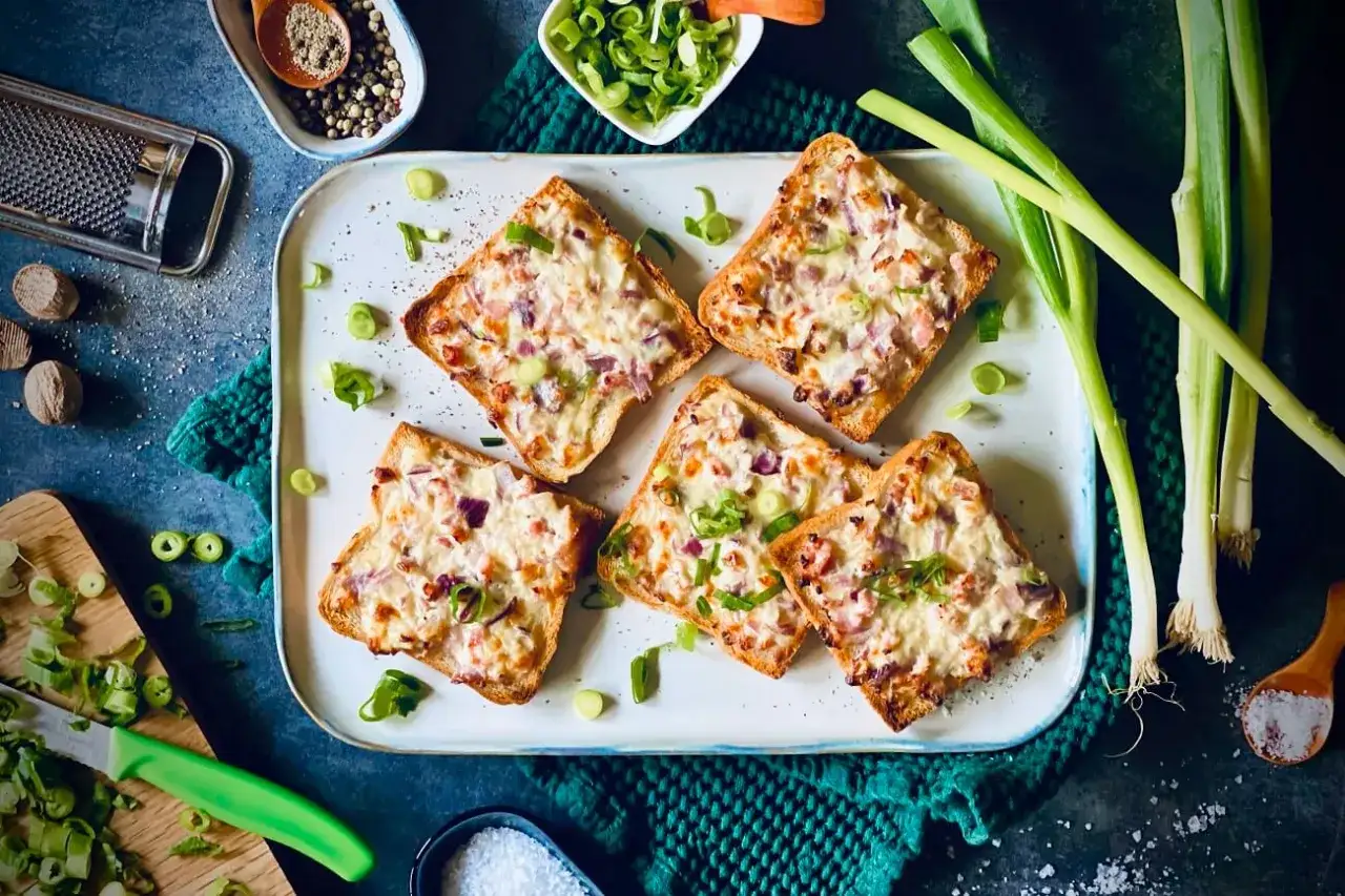 Flammkuchen Toast mit Speck und Zwiebeln, knusprig überbacken. Ein herzhafter Snack, der an den Klassiker erinnert.