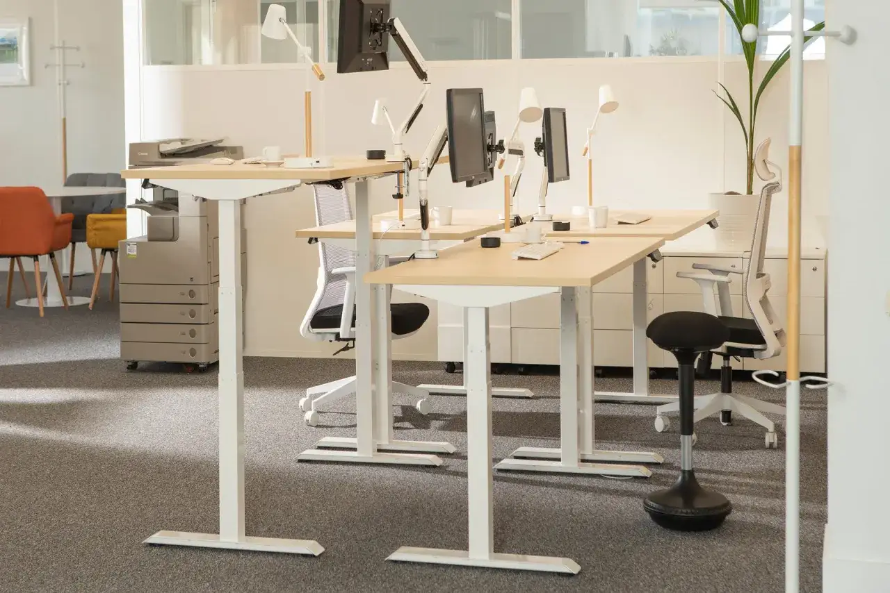 Bureau moderne avec bureaux réglables en hauteur, une excellente idée pour améliorer la qualité de vie au travail.