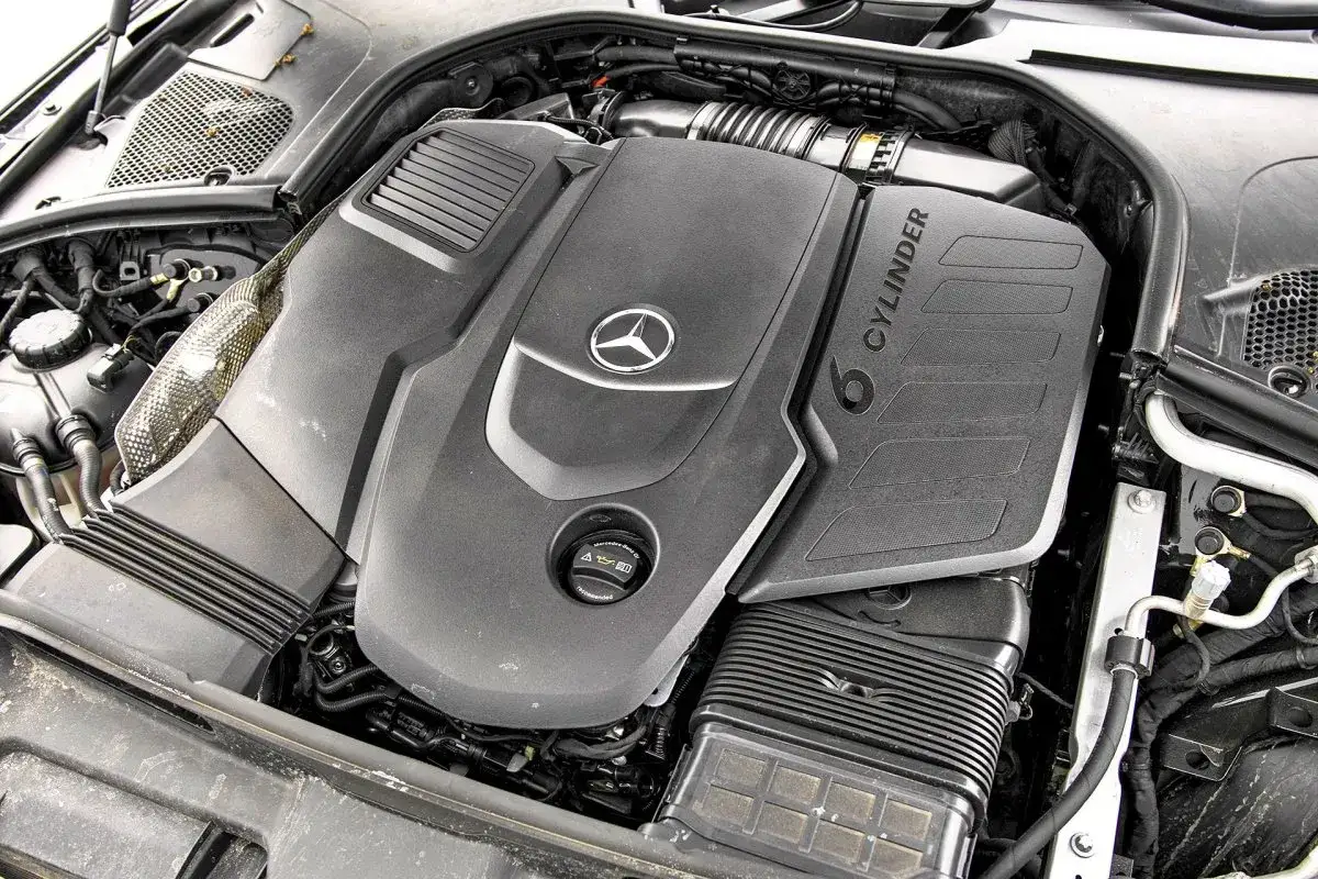 Silnik 6-cylindrowy w Mercedesie S400d. Potężna jednostka napędowa gotowa do drogi.