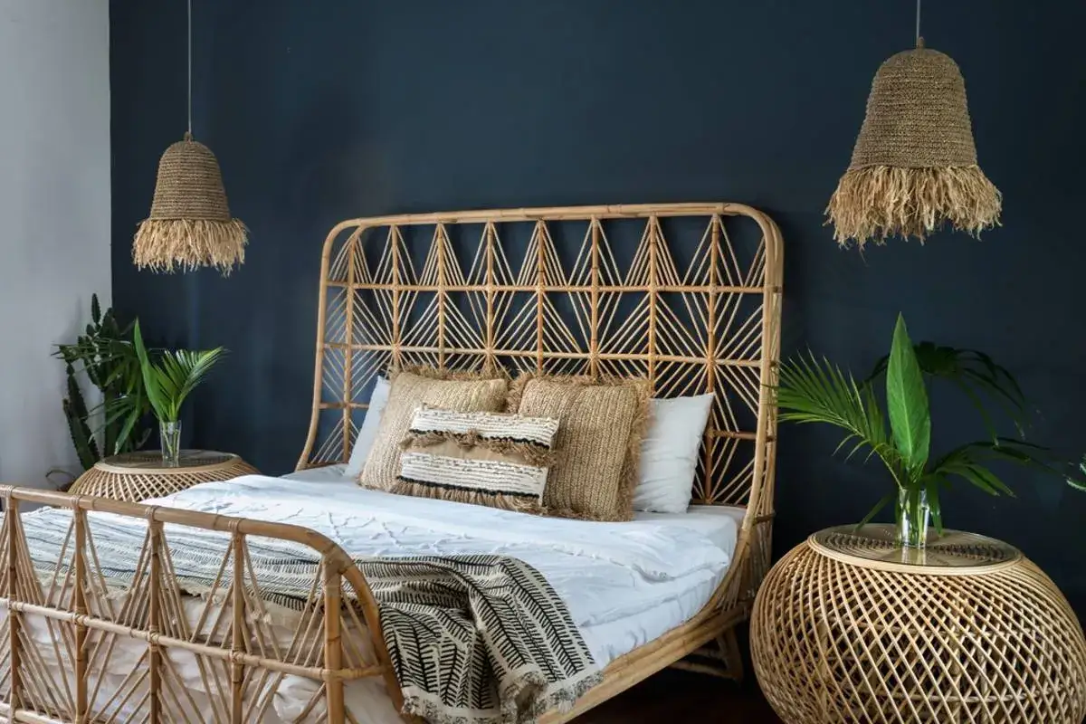 Cama de bambú con cabecero de diseño geométrico, cojines texturizados y lámparas de fibras naturales. Un rincón acogedor con bambú en casa.