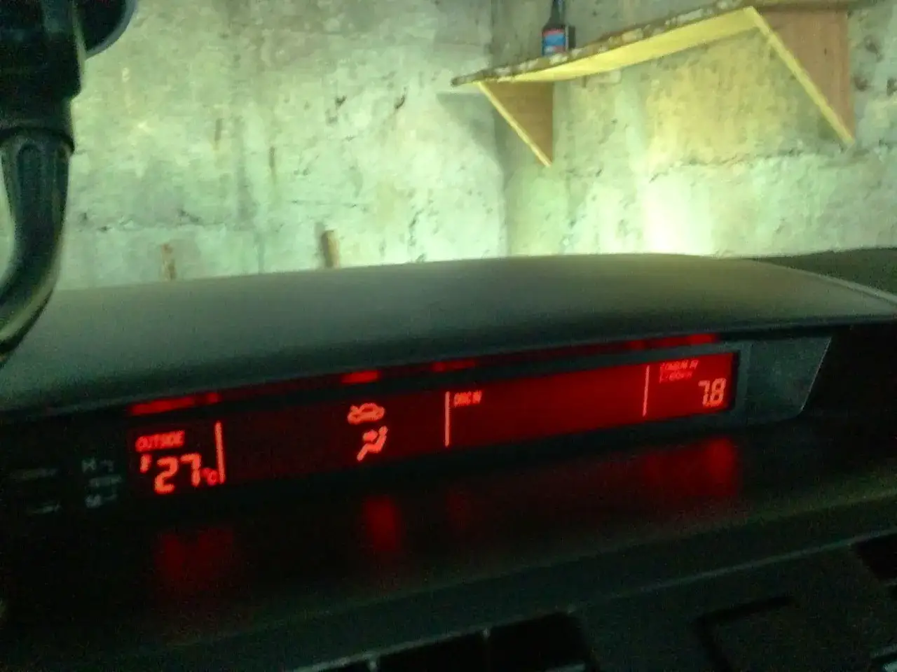 Wyświetlacz w Mazda 6 2.0 benzyna pokazuje temperaturę zewnętrzną 27°C i inne dane.