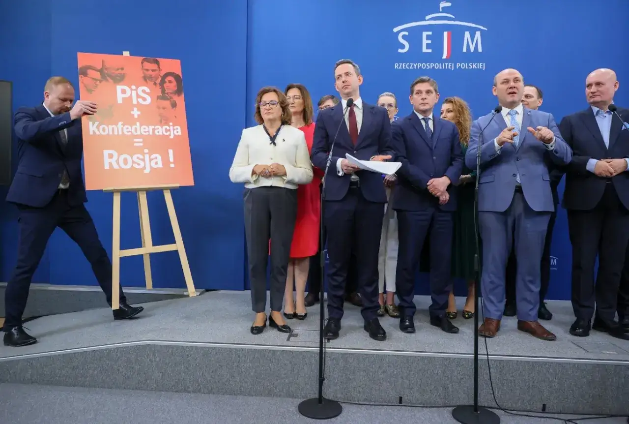 Konfederaci, którzy najczęściej głosują ramię w ramię z PiS, prezentują plakat