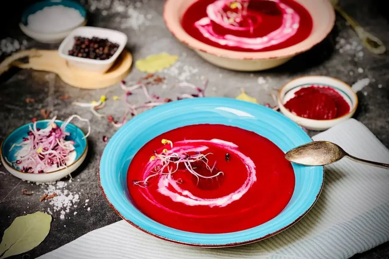 Rote Bete Suppe Zutaten oder fertige Suppe