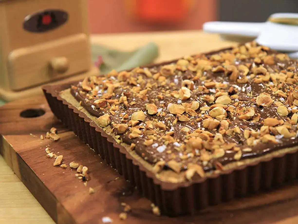 En rektangul&auml;r chokladkaka med nutella och hackade n&ouml;tter, redo att avnjutas. Perfekt f&ouml;r alla som &auml;lskar nutella kakor.