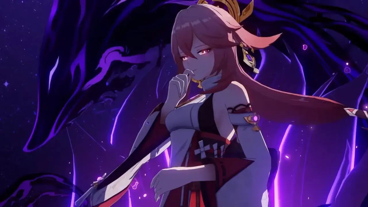 Yae Miko, con su mirada penetrante y cabello rosa, se alza ante una silueta oscura y púrpura, lista para desatar su poder.