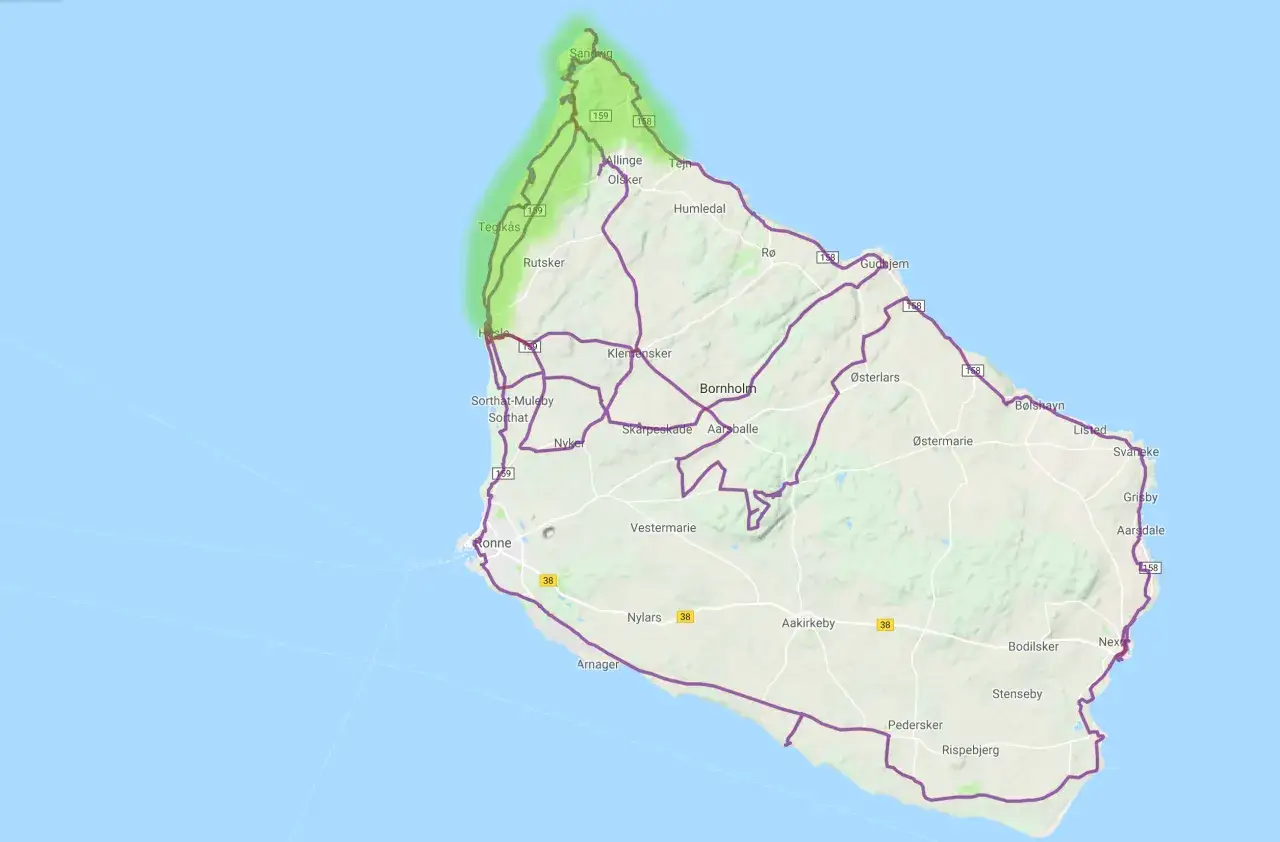 Mapa Bornholmu z zaznaczonymi trasami rowerowymi. Najlepiej oznakowane trasy na Bornholmie wiodą przez malownicze wybrzeże, od Sandvig po Hasle.