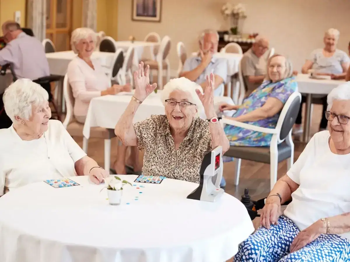 Seniorzy grają w bingo. Zastanawiasz się, ile kosztuje całodobowa opieka nad seniorem?
