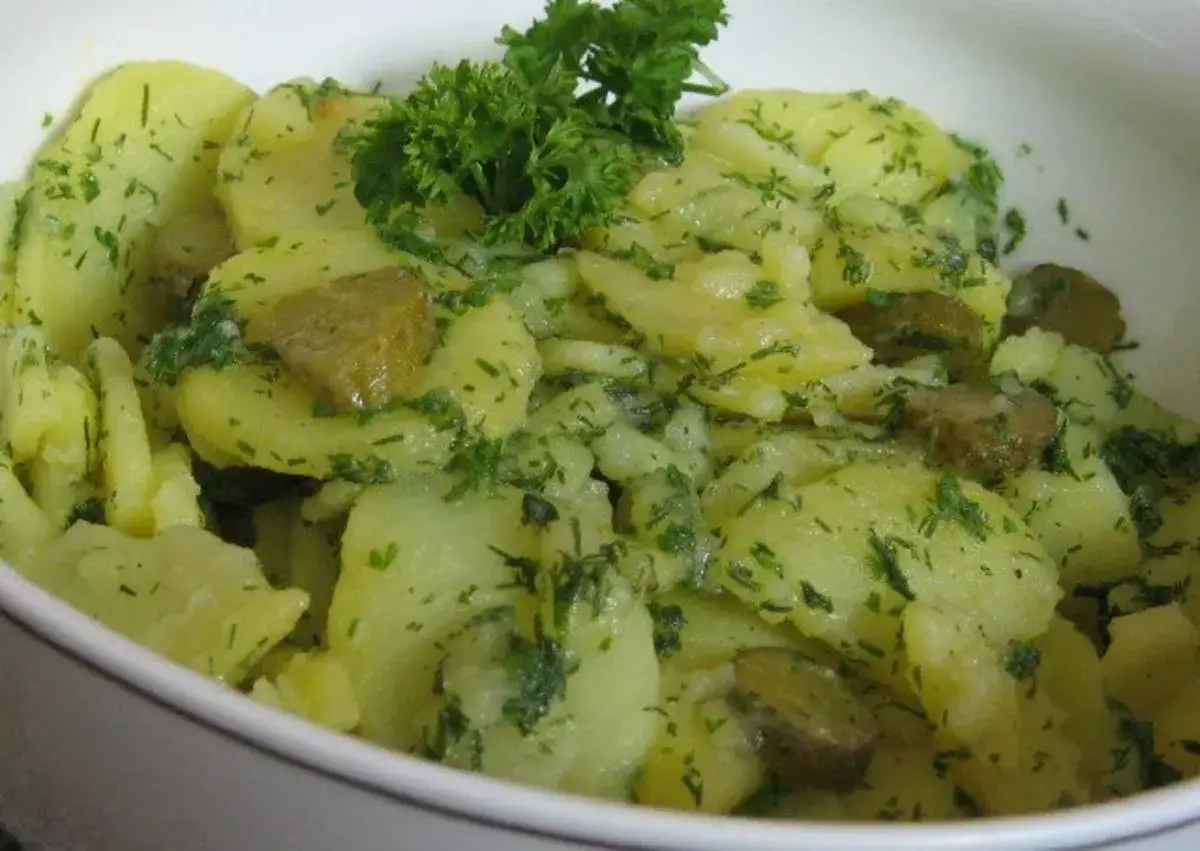 Ein k&ouml;stlicher Kartoffelsalat ohne Mayo, mit frischer Petersilie und Dill verfeinert.