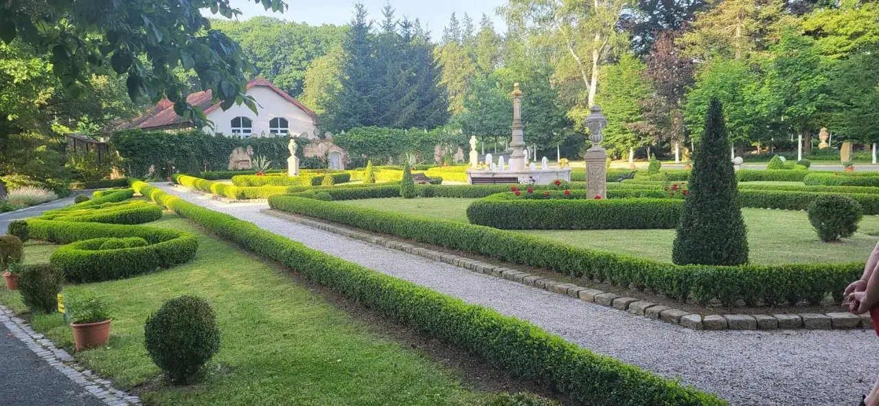 Piękny ogród w Ciechanowcu, z fontanną i rzeźbami, zaprasza do spacerów. Atrakcje dla każdego miłośnika zieleni.